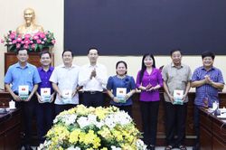Thường trực Tỉnh ủy gặp mặt c&aacute;c đo&agrave;n đại biểu tỉnh An Giang dự đại hội đại biểu Trung ương c&aacute;c tổ chức ch&iacute;nh trị - x&atilde; hội