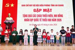 Tặng quà con em cán bộ biên phòng nhân ngày Quốc tế Thiếu nhi