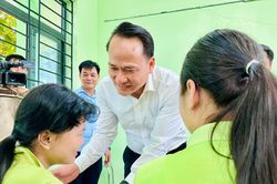 Phó Bí thư Thường trực Thành ủy Đà Nẵng Nguyễn Đình Vĩnh thăm, tặng quà thiếu nhi có hoàn cảnh khó khăn