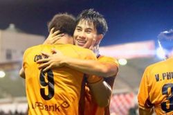 Trần Gia Bảo tỏa sáng rực rỡ giúp HAGL trụ hạng V-League sau chiến thắng ngược dòng trước Hà Nội FC