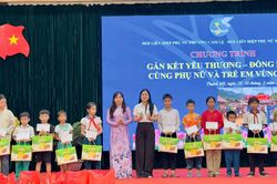 Trao gần 1.500 suất quà cho trẻ em ngày Quốc tế Thiếu nhi 1/6