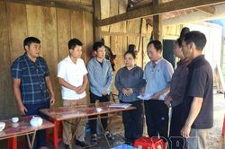 Xã Pú Nhung thăm hỏi gia đình nạn nhân thiệt hại do sạt lở đất