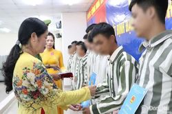 Trao quyết định đặc xá cho các phạm nhân