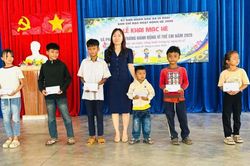 Ia Rsai khai mạc hoạt động hè và trao quà cho trẻ em có hoàn cảnh khó khăn