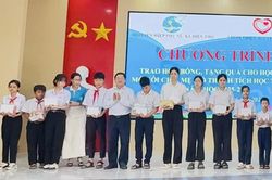 Tặng 11 suất học bổng cho học sinh mồ côi ở xã Diên Thọ