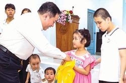 Sở Y tế thăm, tặng quà trẻ em có hoàn cảnh đặc biệt nhân Ngày Quốc tế Thiếu nhi 1-6