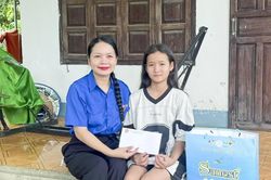 Mặt trận xã Bắc Ninh Hòa tặng quà cho thiếu nhi có hoàn cảnh khó khăn