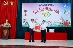 Bí thư Tỉnh ủy Lê Minh Ngân thăm, tặng quà thiếu nhi tại Cơ sở Bảo trợ xã hội tổng hợp tỉnh