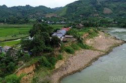 Sạt lở bờ sông đe dọa cuộc sống người dân Bản Cuông 2, xã Xuân Hòa