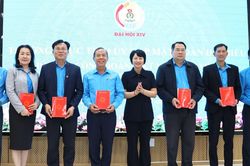 Thường trực Tỉnh ủy Lâm Đồng gặp mặt Đoàn đại biểu dự Đại hội Công đoàn Việt Nam lần thứ XIV