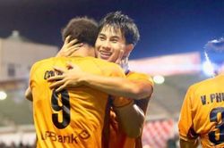 Trần Gia Bảo rực sáng giúp HAGL ngược dòng 3-1 trụ hạng V-League