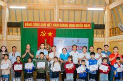 Ấm áp chương trình Tháng nhân đạo tại xã Tà Hine