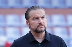 HLV Velizar Popov đối mặt án kỷ luật nặng sau phát ngôn công kích trọng tài tại V-League