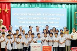 Đồng chí Hà Trung Chiến thăm, tặng quà thiếu nhi tại Trung tâm Bảo trợ xã hội tỉnh Sơn La