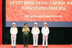 1.107 cán bộ, chiến sĩ được thăng cấp bậc hàm, nâng lương