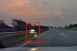 Thót tim cảnh xe máy lao ngược chiều trên cao tốc Nội Bài - Lào Cai