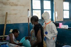 Bên trong tâm dịch Ebola: Cuộc chiến tuyệt vọng với virus và khủng hoảng niềm tin