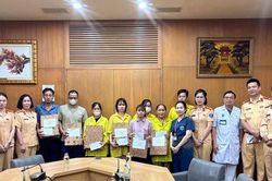 Hà Nội: Đội CSGT số 4 lan tỏa phong trào thi đua 'Ba nhất' bằng những việc làm thiết thực vì trẻ em có hoàn cảnh khó khăn