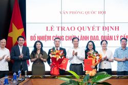 Tổng Thư k&yacute; Quốc hội, Chủ nhiệm Văn ph&ograve;ng Quốc hội L&ecirc; Quang Mạnh trao quyết định bổ nhiệm l&atilde;nh đạo cấp vụ