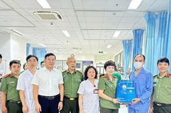 Công đoàn Công an nhân dân thăm hỏi, chia sẻ khó khăn với người lao động bị bệnh hiểm nghèo