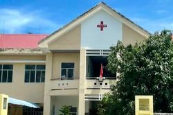 Bị điện giật tử vong khi leo lên mái nhà hái xoài