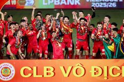 CAHN nâng cúp trong ngày cân bằng lịch sử V-League