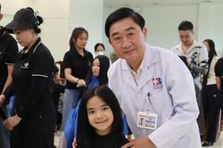 Gần 100 người tham gia hiến tóc ở Bệnh viện Ung bướu Nghệ An