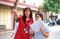 Áp lực thi vào lớp 10: Trường chuyên đang gánh nhu cầu của giáo dục đại trà?