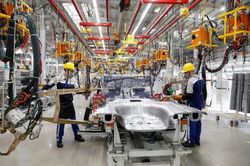 PMI sản xuất Việt Nam lên đỉnh 3 tháng: Đơn hàng bật tăng nhưng áp lực chi phí vẫn đè nặng