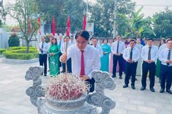 Bí thư Tỉnh ủy Phan Thăng An dâng hương, dâng hoa tưởng niệm đồng chí Hoàng Đình Giong