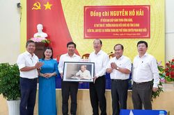 Bí thư Tỉnh ủy Nguyễn Hồ Hải làm việc với hai trường THPT trọng điểm