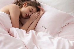 Bác sĩ cảnh báo: Chiếc vỏ gối lâu ngày không giặt có thể là nguyên nhân khiến da nổi mụn liên tục