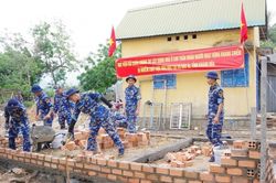 Tuổi trẻ Hải quân góp sức xây nhà tình nghĩa cho gia đình chính sách