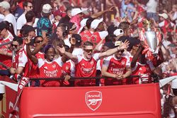 Quên nỗi buồn Champions League, Arsenal rước cúp giữa hàng trăm nghìn CĐV