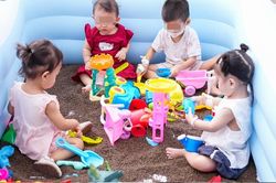 Mái tóc lơ thơ sau hóa trị và nụ cười rạng rỡ ngày 1/6 của cậu bé ung thư máu