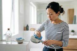 Cách vệ sinh vòi sen bị đóng cặn trắng