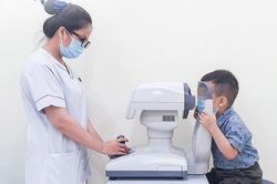 Bé trai 3 tuổi cận gần 14 độ, bác sĩ phát hiện nguyên nhân bất thường