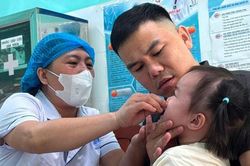 Cầu Giấy: Đồng loạt triển khai chiến dịch uống Vitamin A và cân đo cho trẻ dưới 5 tuổi