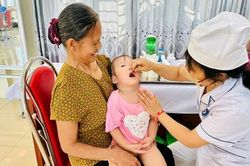 Hơn 1.100 trẻ ở Ứng Thiên được uống Vitamin A trong ngày 1-6