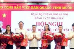 Đảng ủy xã Hoài Đức trao quyết định về công tác cán bộ