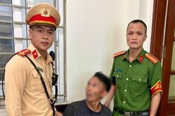 Khống chế người đàn ông có biểu hiện bất thường trên phố