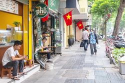 Quản lý vỉa hè Hà Nội: Cần tiếp cận bằng tư duy quản trị hiện đại