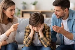 Cha mẹ càng hay nói 4 điều này, con cái càng dễ tổn thương và xa cách