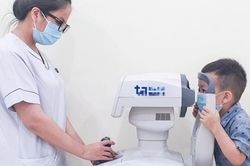 Bé trai 3 tuổi cận 14 độ: Bác sĩ phát hiện nguyên nhân bất thường ở mắt