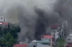 Hà Nội: Cháy lớn kèm khói đen bao trùm cửa hàng xe máy ở Hoài Đức
