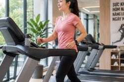 Đi bộ trên máy hay đi bộ ngoài trời tốt hơn?
