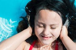 Ù tai sau khi bơi do đâu và cách xử trí đúng