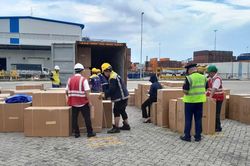 Thu giữ gần 12.000 sản phẩm thời trang, đồ chơi trẻ em nghi giả mạo, không đủ điều kiện nhập khẩu