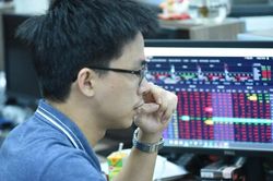 Áp lực bán diện rộng, VN-Index giảm hơn 18 điểm