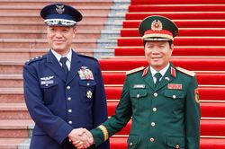 Đại tướng Nguyễn Tân Cương chủ trì lễ đón, hội đàm với Tham mưu trưởng Liên quân Nhật Bản